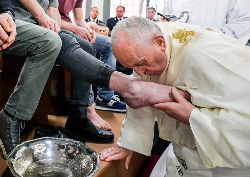 [FOTO] Papa Franjo na Veliki četvrtak oprao noge zatvorenicima