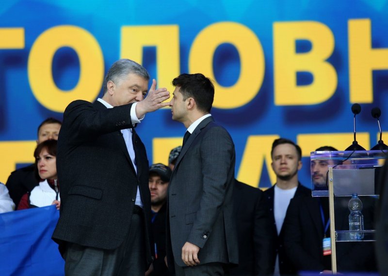 Ukrajinski predsjednički kandidati vrijeđali se u debati na stadionu pred 20 tisuća ljudi