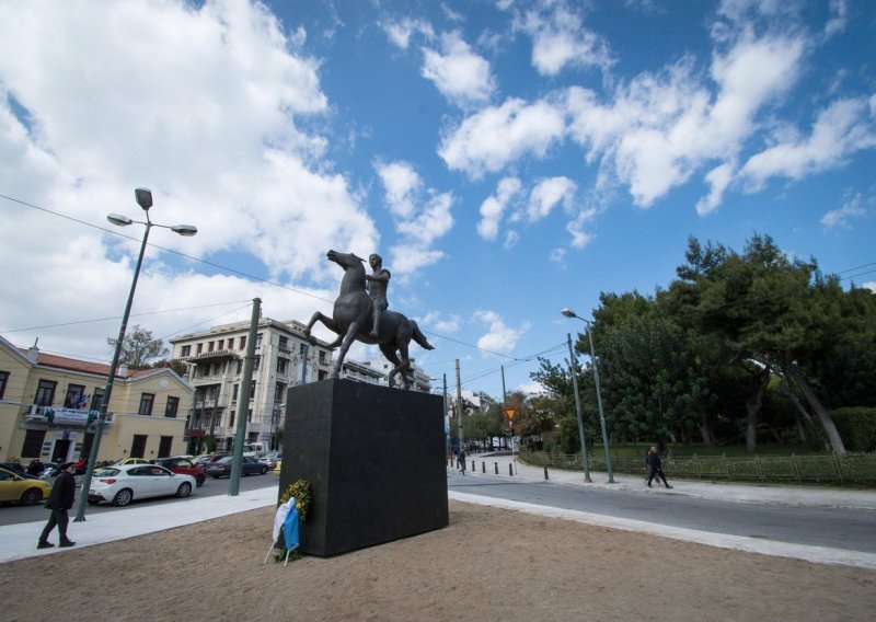 Grci spomenik 'postavljali' 49 godina