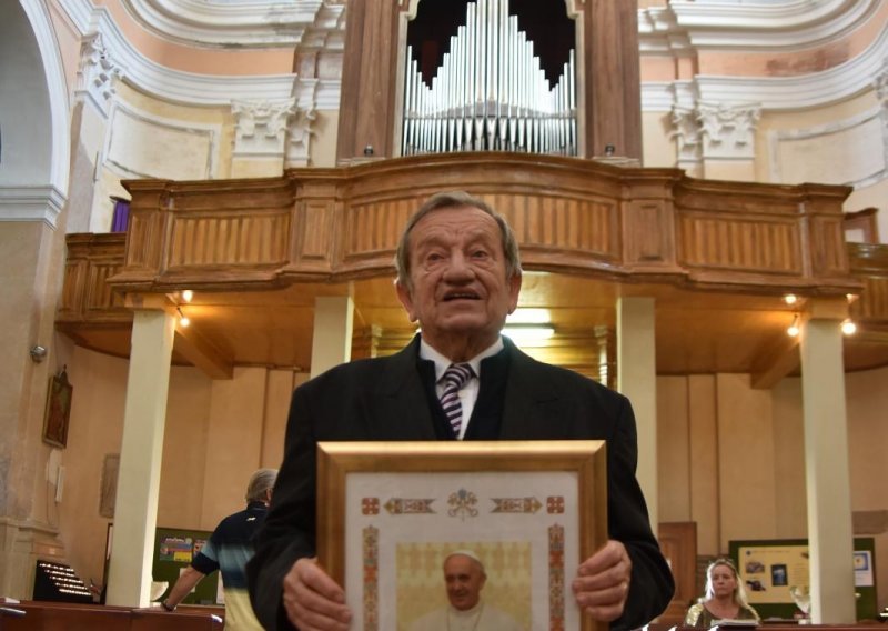 Umažanin Mirko Otočan od Pape dobio zahvalu povodom 70. godišnjice sviranja orgulja