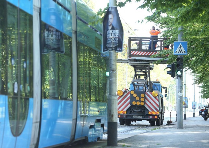 [VIDEO] Automobil naletio na rasvjetni stup u Maksimirskoj, tramvajski promet normaliziran