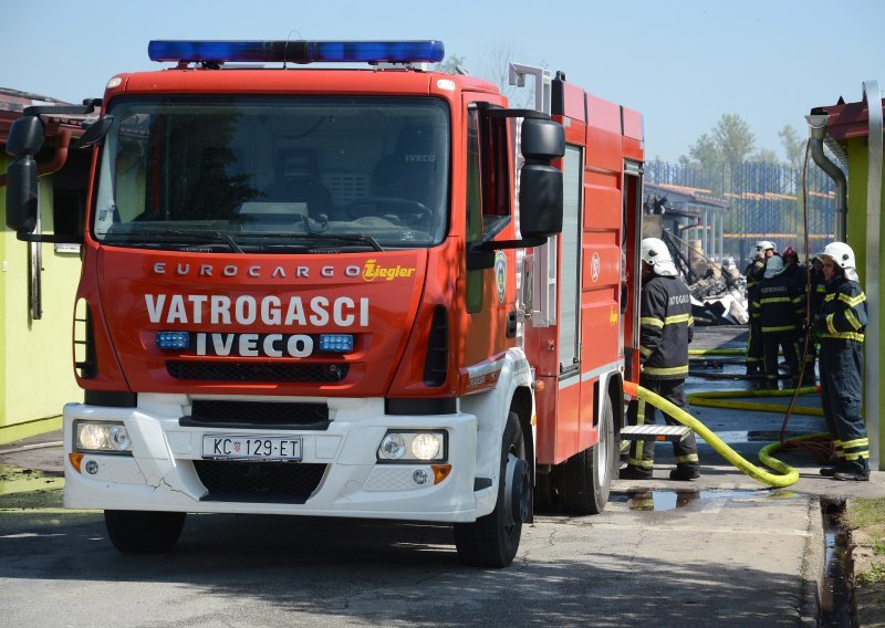 [FOTO] Velika šteta nakon požara u tvornici papirnatih vrećica u općini Gola