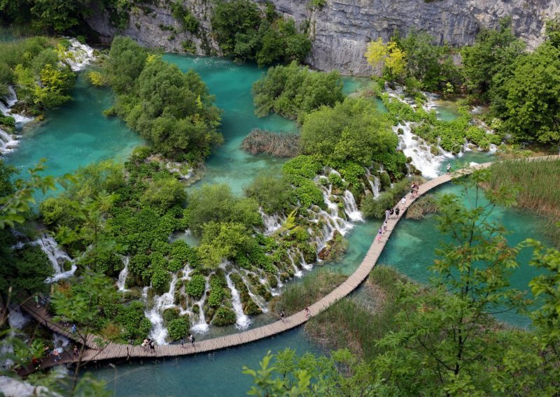 Plitvice pod vodom: Zatvorena Gornja i Donja jezera, pogledajte kako šiba Veliki slap