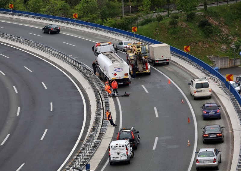 [FOTO/VIDEO] Na autocesti Rijeka-Zagreb izbjegnuta tragedija; pogledajte kako je cisterna 'zaplesala' i zaustavila se nasred vijadukta