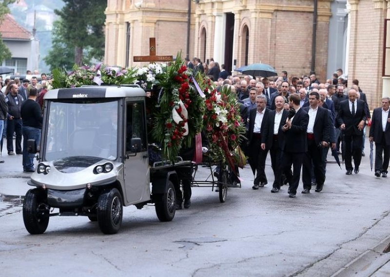 Emotivni oproštaj Sandre Perković na sahrani Ivana Ivančića