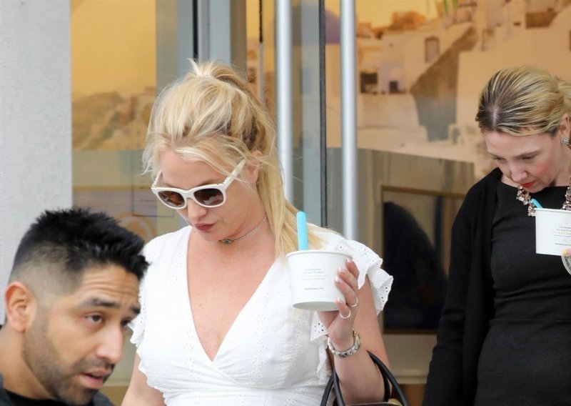 Nakon mjesec dana Britney Spears napustila psihijatrijsku ustanovu