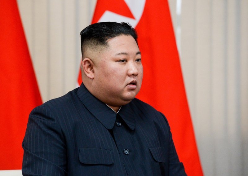 Sjevernokorejski vođa posjetio novu podmornicu, najavio potencijalni razvoj programa balističkih projektila