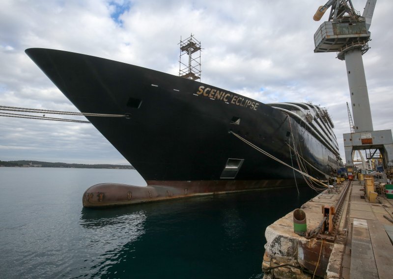 [FOTO] Luksuzni polarni kruzer iz Uljanika otišao u drugo brodogradilište, ali to nije definitivno zbogom