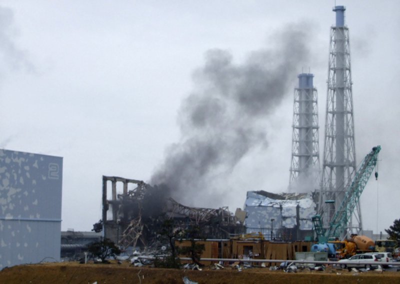 Dim nad Fukushimom, raste radioaktivnost