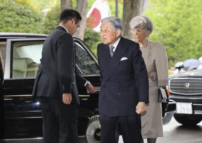 Japanski car Akihito odriče se prijestolja nakon 30 godina