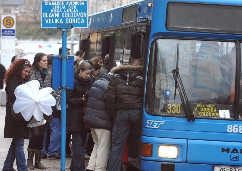 Vozač ZET-ovog autobusa navukao bijes putnika!