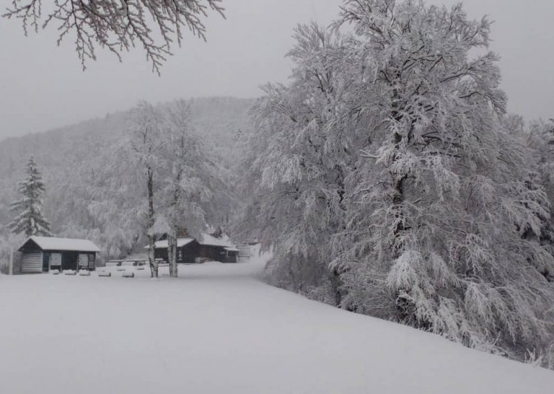 Snijeg na Platku i Učki, na Zavižanu kao usred zime. U bijelom i Stari Grad na Hvaru