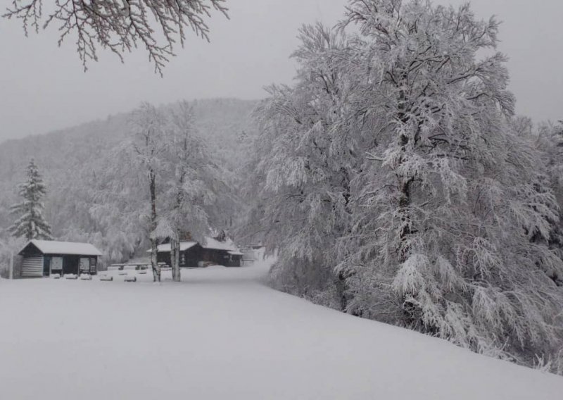 Snijeg na Platku i Učki, na Zavižanu kao usred zime. U bijelom i  Stari Grad na Hvaru