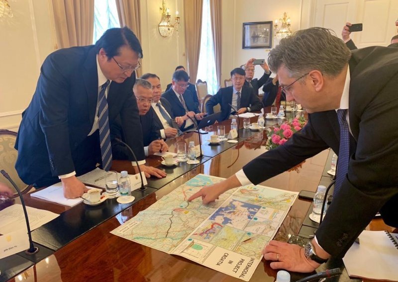 [FOTO] Kinezi stigli u Uljanik, Plenković im na karti pokazao strateški značaj Rijeke i buduću nizinsku prugu