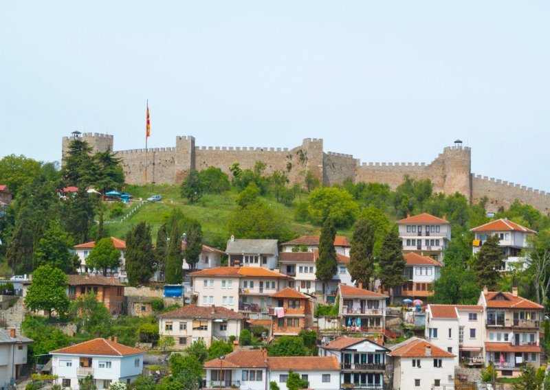 Kosovski folkloristi objesili zastavu Albanije na tvrđavu u Ohridu, dobili pet godina izgona