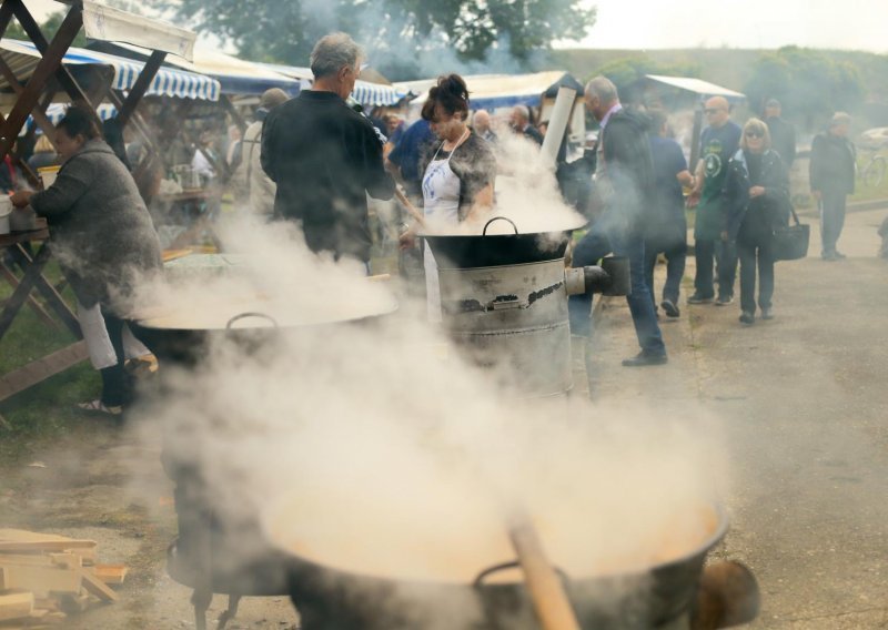 [FOTO] Grah, roštilj, biciklijade, piknici: Pogledajte kako se 1. svibnja obilježava diljem Hrvatske