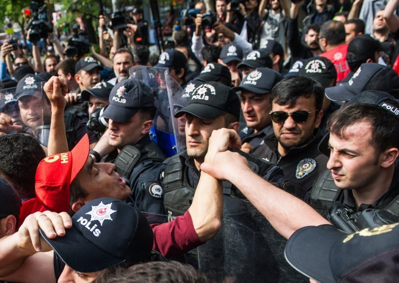 Dok u Hrvatskoj roštiljaju, radnici širom svijeta na ulicama: Štrajk u luci Pirej paralizirao Grčku, u Istanbulu i Parizu sukobi s policijom