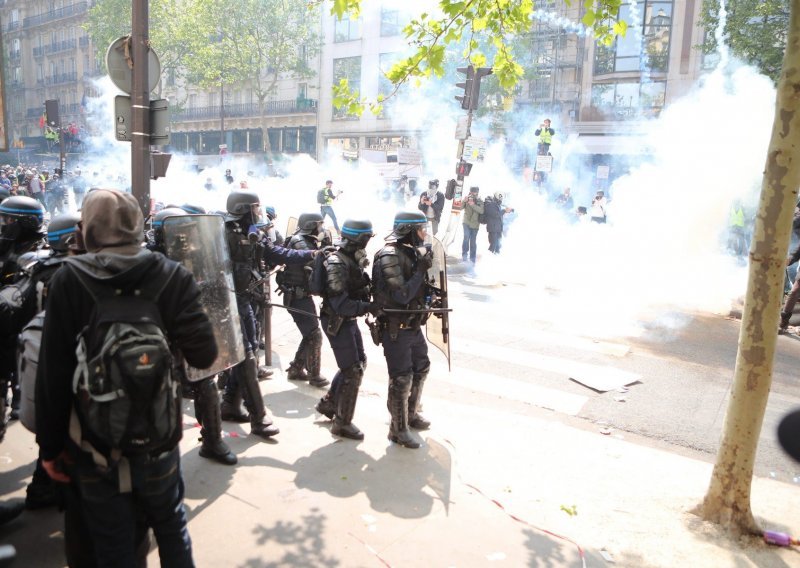 Ni 1. svibnja ulice Pariza ne miruju: Policija suzavcem rastjerivala maskirane prosvjednike