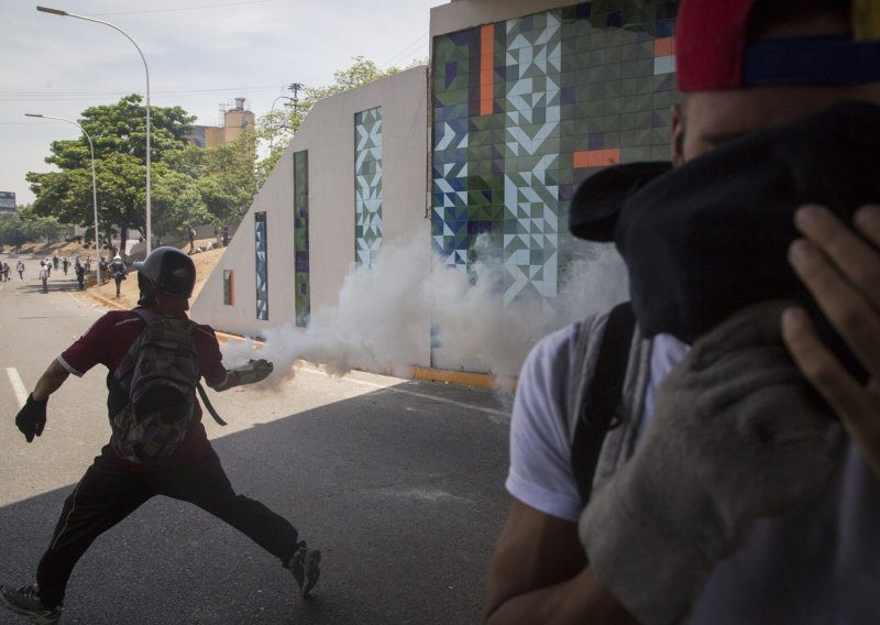 Novi neredi u Venezueli, Guaido pozvao na svakodnevne prosvjede do svrgavanja Madura