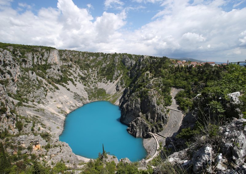 Modro jezero promijenilo boju, pogledajte fascinantne fotografije