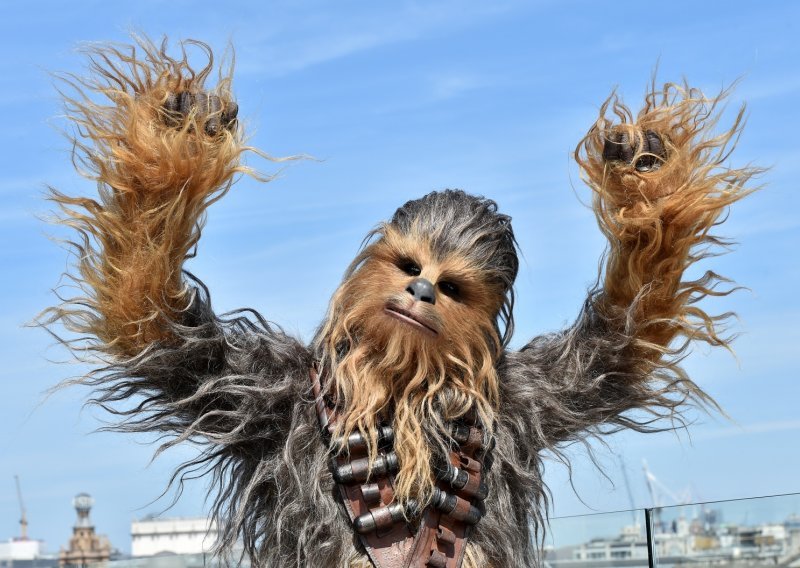 Umro Peter Mayhew, glumac poznat po ulozi Chewbacce