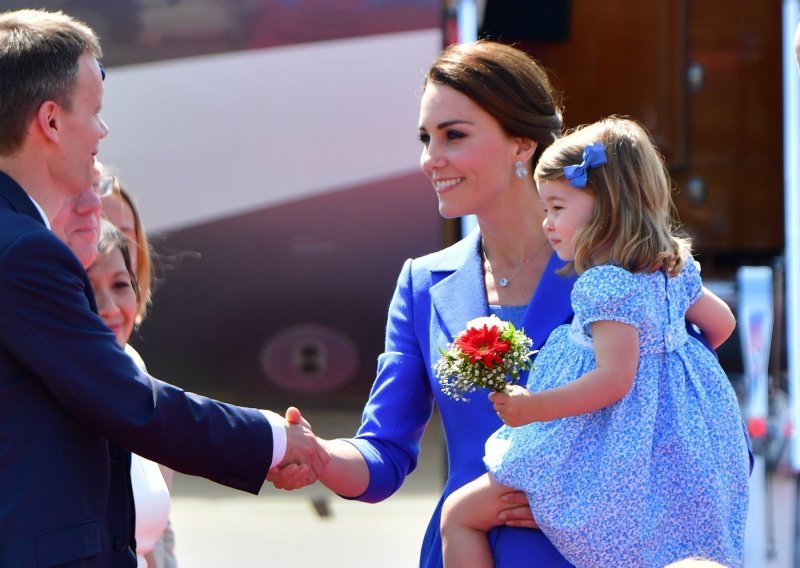 Kate Middleton princezu Charlotte uvijek odijeva u gotovo identične plave haljinice, a evo i zašto
