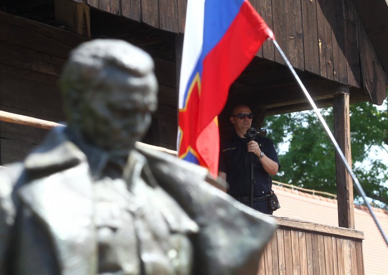 Skandal na Velebitu: Slovenci izvjesili zastavu SFRJ