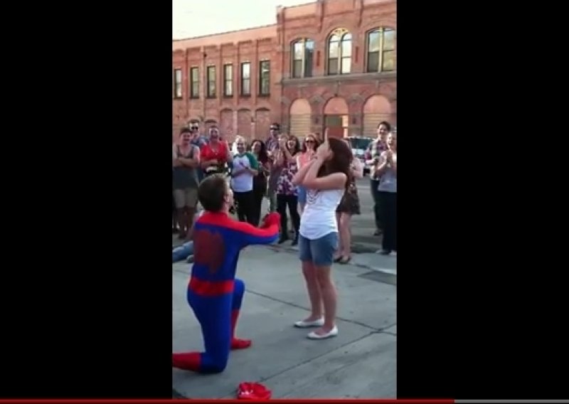 Spiderman zaprosio djevojku nakon što ju je spasio