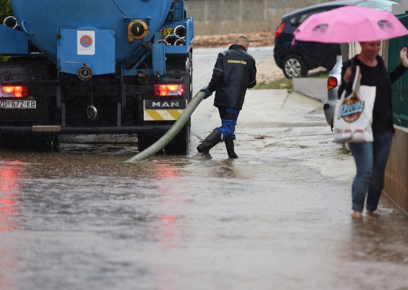 Iznad Zadra se istreslo 53 litre kiše po četvornom metru i poplavilo dio grada, pogledajte što čeka ostatak Hrvatske