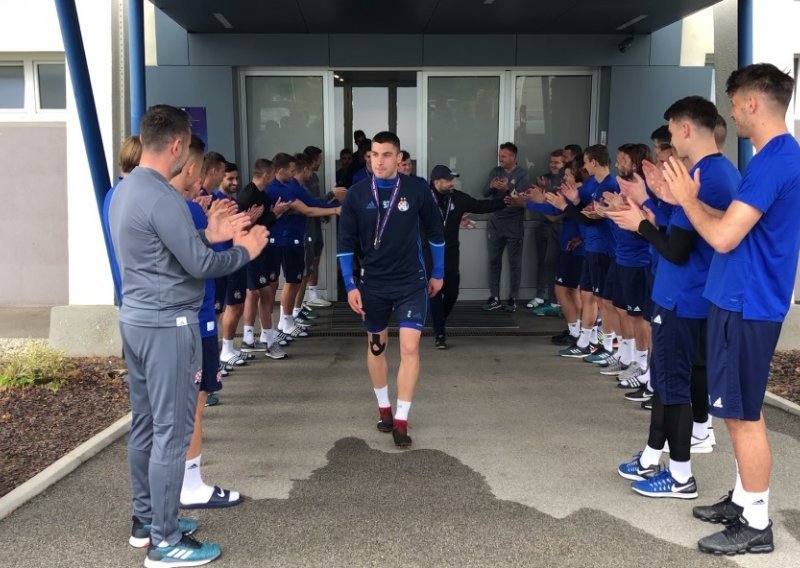 Ovako se Dinamova udarna momčad poklonila mladima koji dolaze: Špalir za viceprvake