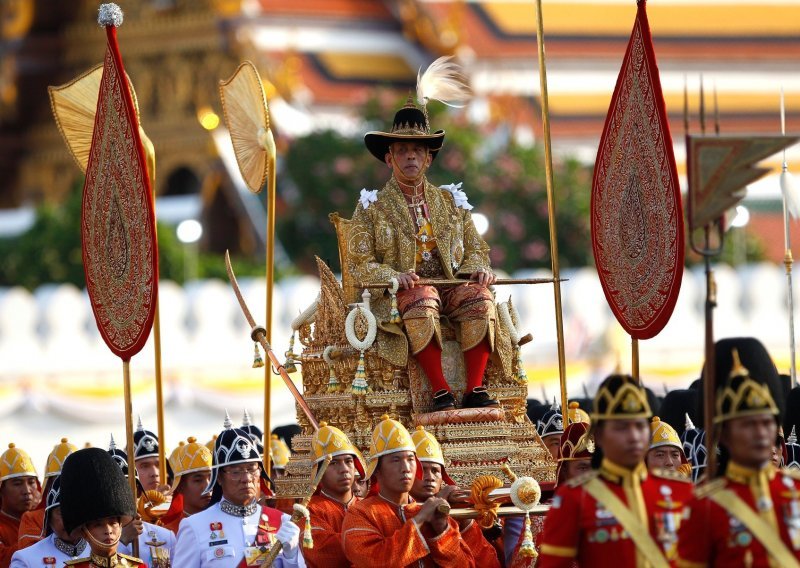 Pogledajte kako tajlandskog kralja u pozlaćenoj nosiljci pozdravljaju podanici. Ne smeta im ni pasja vrućina