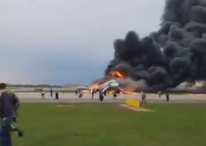 Ruski putnički avion se zapalio zbog udara munje?