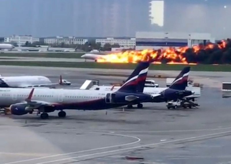 [VIDEO] U avionskoj nesreći poginula 41 osoba, kapetan objasnio zašto mu je bilo tako teško prizemljiti zrakoplov