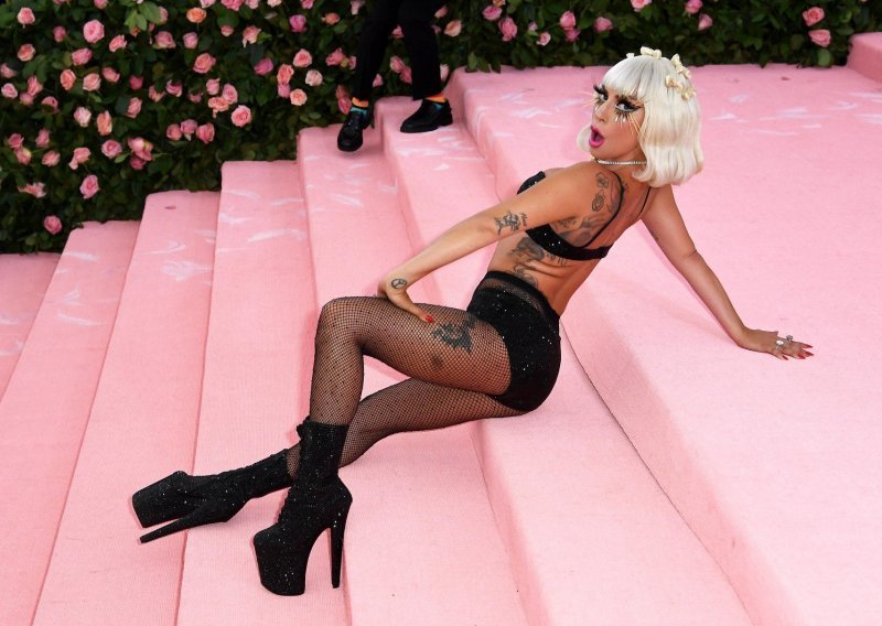 Ekscentrična Lady Gaga promijenila nekoliko stajlinga u svega par minuta, pa se skinula u donje rublje