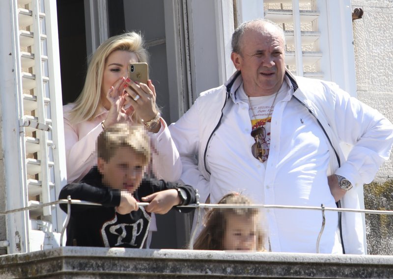 Nakon dugo vremena ponovno u javnosti: Željko i Fani Kerum s djecom s balkona pratili procesiju