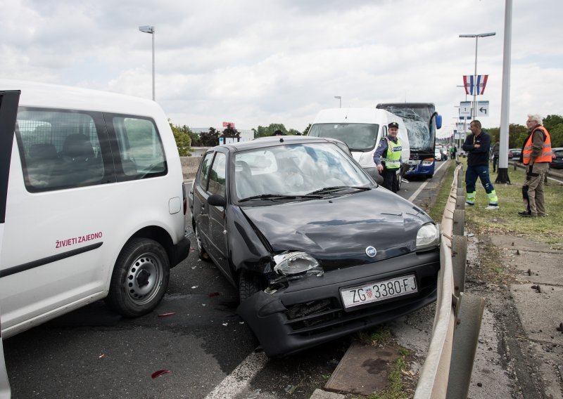 [FOTO/VIDEO] Lančani sudar sedam automobila i autobusa na Slavonskoj aveniji, nastaju velike gužve