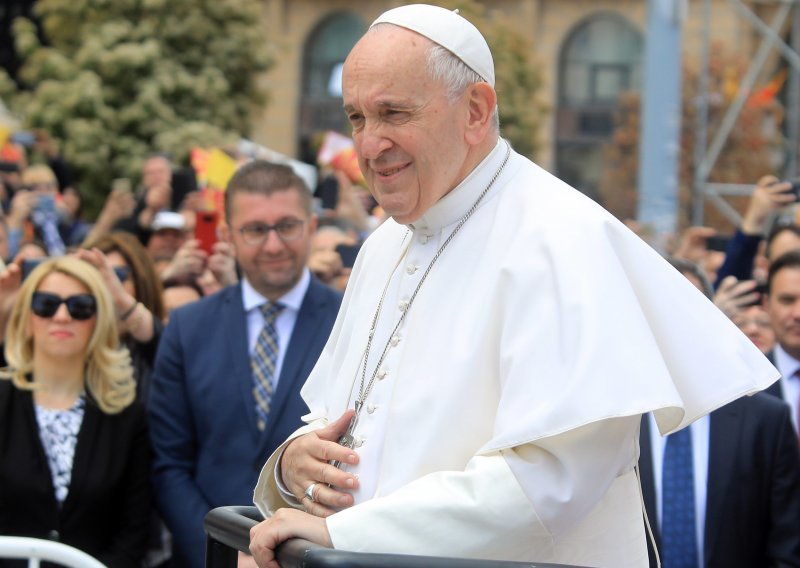 Papa Franjo obvezao kler da prijave spolna zlostavljanja