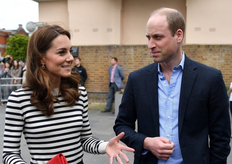 Kate Middleton ispravila supruga pred novinarima i sve nasmijala