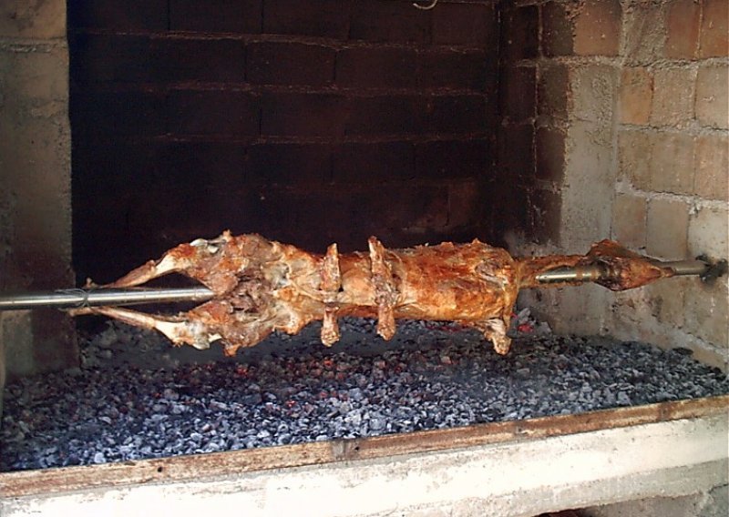 Evo zbog čega se pečena janjetina ne važe pred kupcem