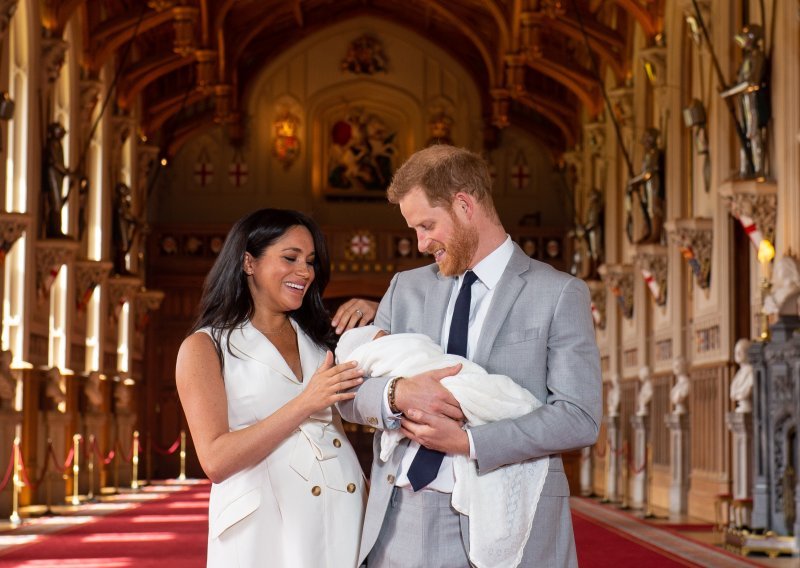 Meghan Markle i princ Harry javnosti pokazali svog sina