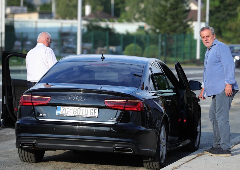 Umirovljena časnica HV-a sprejem išarala Bandićev službeni automobil