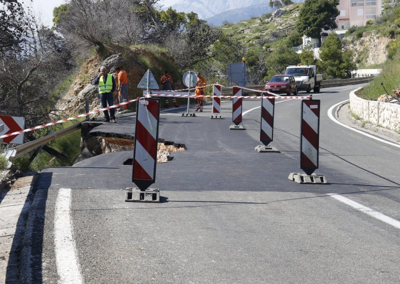 Zatvoren promet Jadranskom magistralom kod Podgore, stanovnici 'odsječeni'