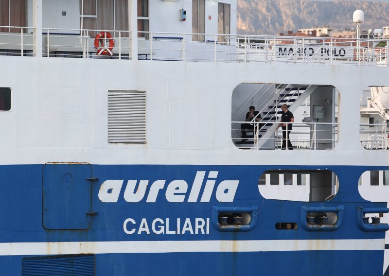 Još uvijek napeta situacija s brodom koji pluta Jadranom: Ipak će ga dotegliti u Split