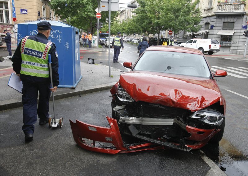 [VIDEO/FOTO] Više ozlijeđenih u sudaru u zagrebačkoj Palmotićevoj ulici