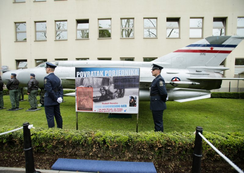 MIG-21 Rudolfa Perešina prava je atrakcija. Evo koliko ga je ljudi pogledalo