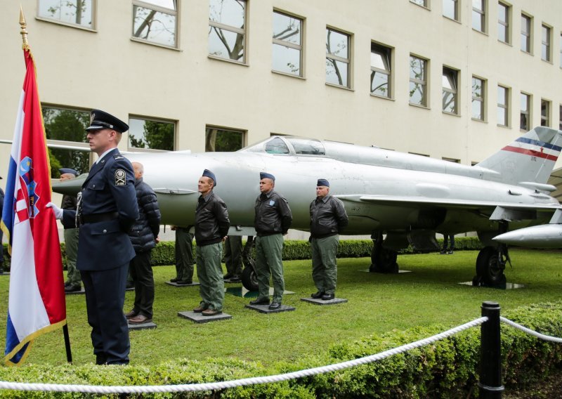 [FOTO/VIDEO] Krstičević na otkrivanju Perešinova MiG-a 21: To je uspomena na istinskog heroja koji nam je svima dao snagu