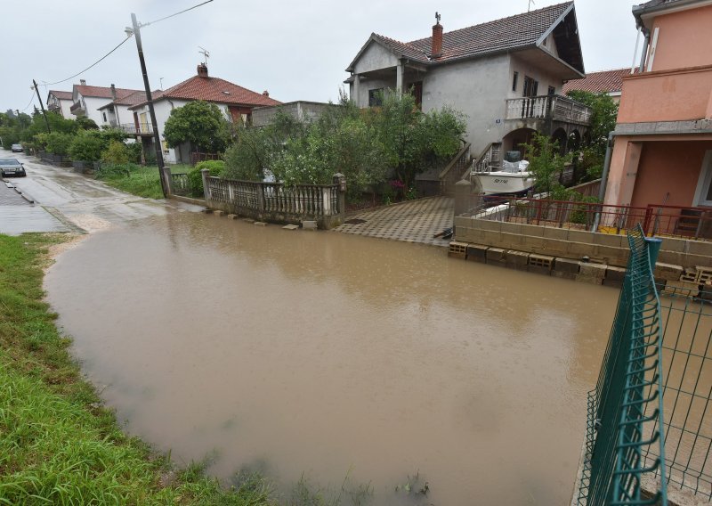 Očajni stanari poplavljene ulice u Zadru: Ne možemo više ovako, shvatite nas ozbiljno