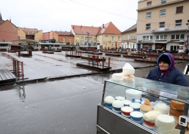 [FOTO/VIDEO] Pustoš na zagrebačkom Dolcu; zbog olujnog nevremena na tržnicu došle samo dvije kumice
