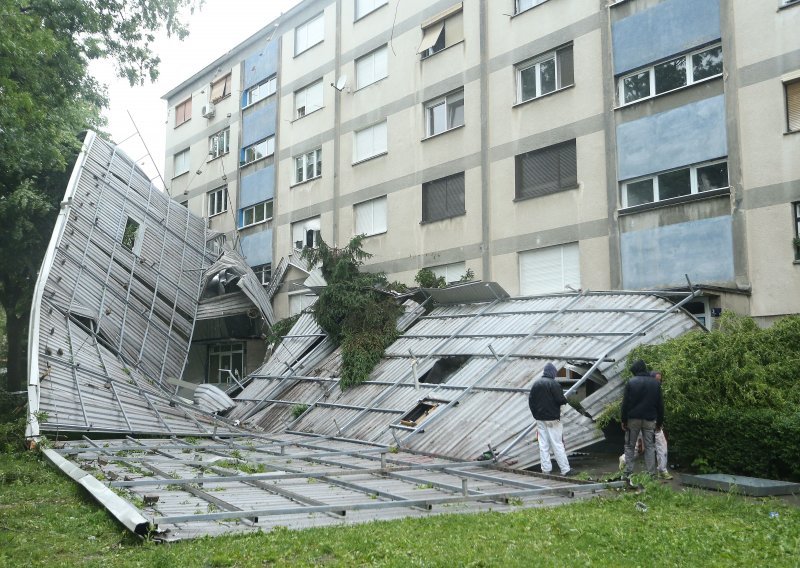 [FOTO] Kaos u Zagrebu: Vjetar odnio limeni krov, sat s crkve sv. Marka, pala fasada KBC Zagreb, ima ozlijeđenih, izbilo čak i desetak požara!