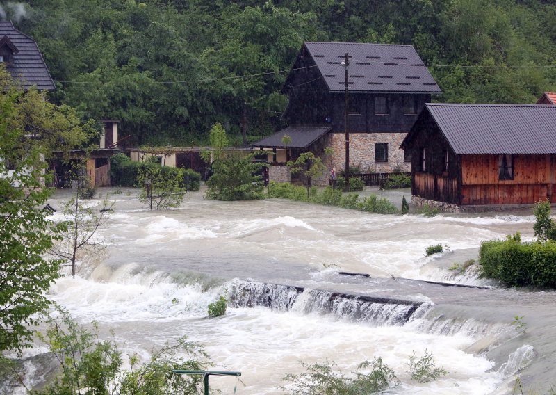 Nabujala Korana odsjekla selo u nacionalnom parku Plitvička jezera